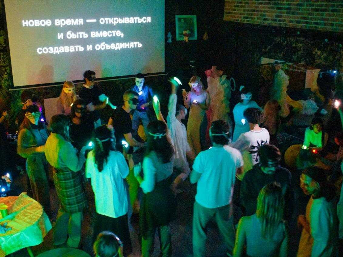 Перформанс с видеопроекцией