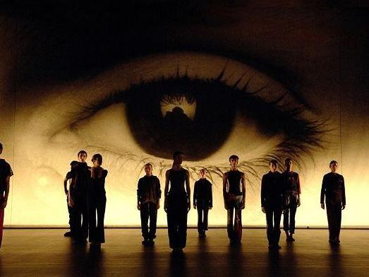 Финальный показ на сцене